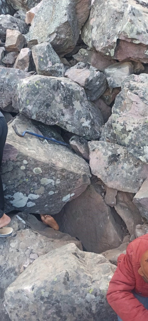 Foto - Devasa kayaların arasında bir ayak… Ekipler de şaşkına döndü! Sebebi bakın ne çıktı