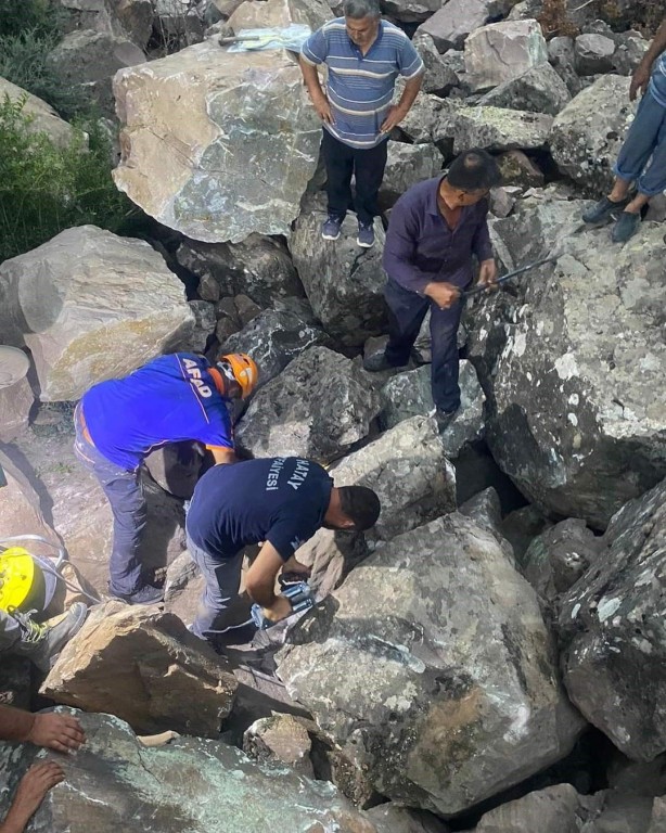 Foto - Devasa kayaların arasında bir ayak… Ekipler de şaşkına döndü! Sebebi bakın ne çıktı