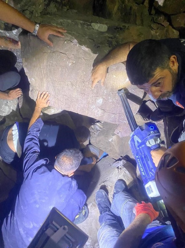 Foto - Devasa kayaların arasında bir ayak… Ekipler de şaşkına döndü! Sebebi bakın ne çıktı