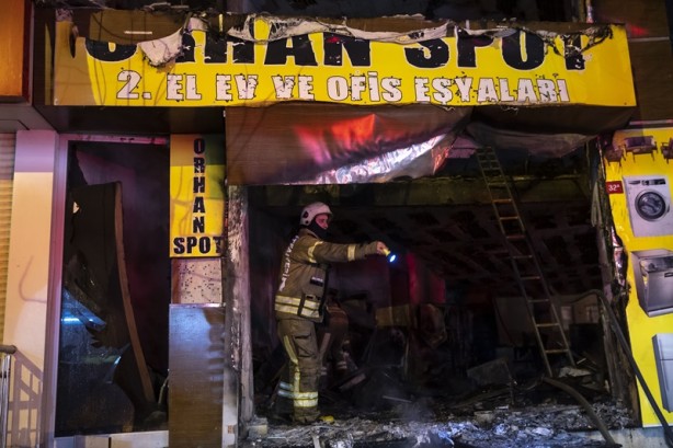 Foto - Devasa yangın söndürüldü