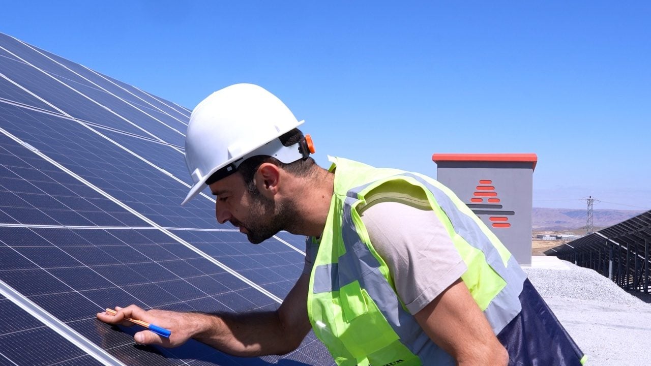 Devlette yeşil enerji devrimi! Elektriğinin yüzde 90'ı güneşten karşılanmaya başladı