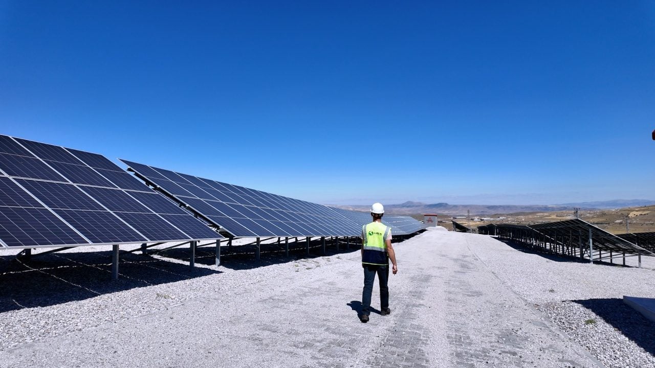 Foto - Devlette yeşil enerji devrimi! Elektriğinin yüzde 90'ı güneşten karşılanmaya başladı