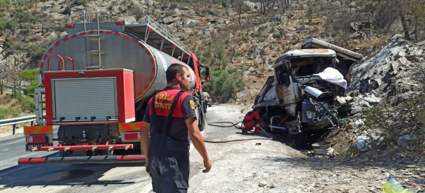 Devrildikten sonra yanmaya başlayan TIR'dan çıkamadı