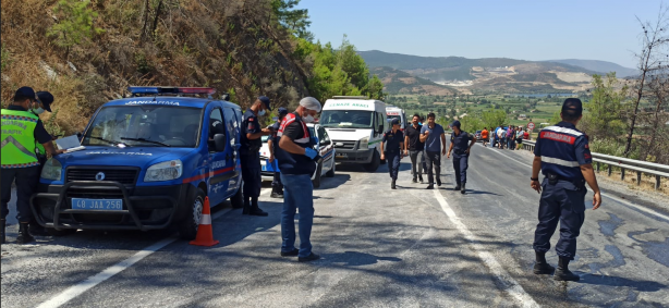 Foto - Devrildikten sonra yanmaya başlayan TIR'dan çıkamadı