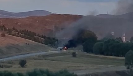 Foto - Devrilen akaryakıt tankeri alev topuna döndü