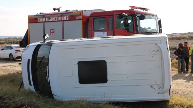 Foto - Devrilen araçtaki sürücüyü itfaiye kurtardı