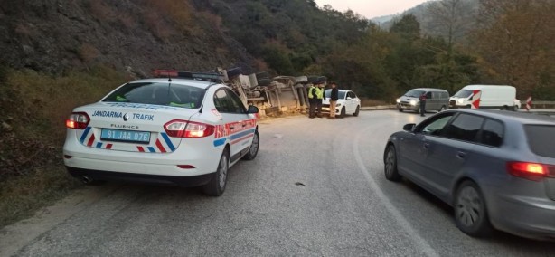 Devrilen kamyonda kızın ayak parmağı koptu