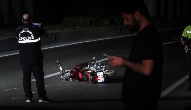 Foto - Devrilen motosikletten yola savrulan iki kişinin üzerinden araba geçti