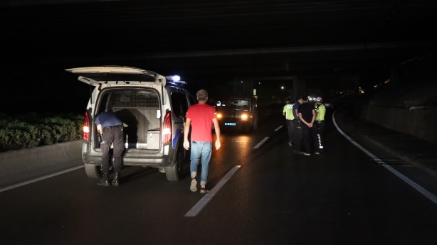 Foto - Devrilen motosikletten yola savrulan iki kişinin üzerinden araba geçti