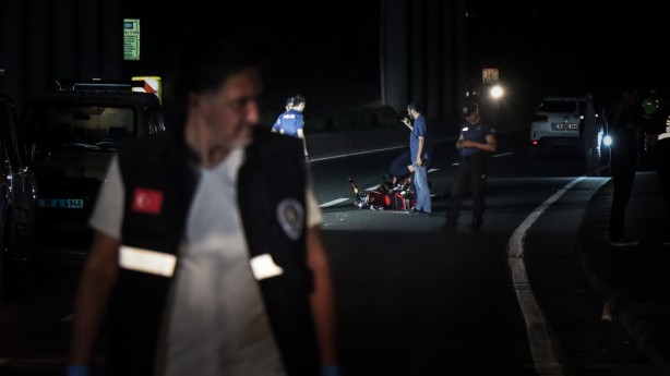 Foto - Devrilen motosikletten yola savrulan iki kişinin üzerinden araba geçti