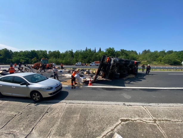 Foto - Devrilen tır İstanbul-Edirne Otobanı'nı kapattı