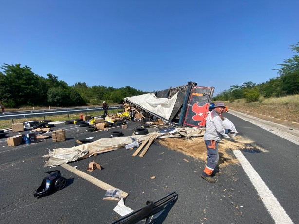 Foto - Devrilen tır İstanbul-Edirne Otobanı'nı kapattı