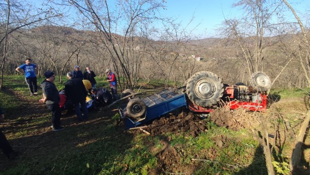 Foto - Devrilen traktörün altında kaldı! Görme engelli babası sayesinde kurtarıldı
