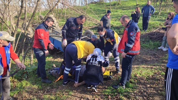 Devrilen traktörün altında kaldı! Görme engelli babası sayesinde kurtarıldı