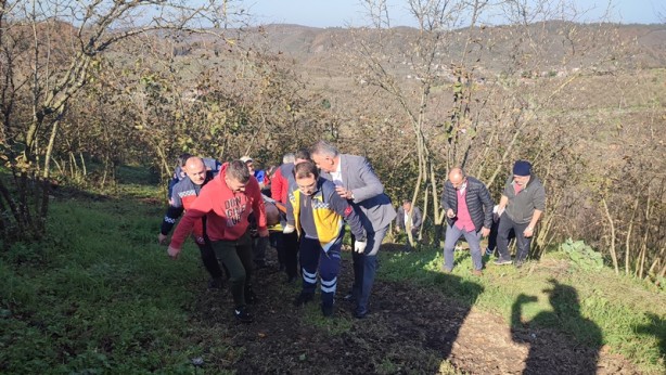 Foto - Devrilen traktörün altında kaldı! Görme engelli babası sayesinde kurtarıldı