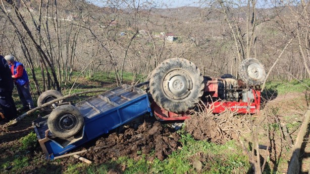 Foto - Devrilen traktörün altında kaldı! Görme engelli babası sayesinde kurtarıldı