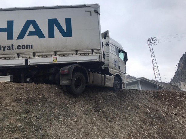 Foto - Devrilmekten son anda kurtulan tır asılı kaldı!