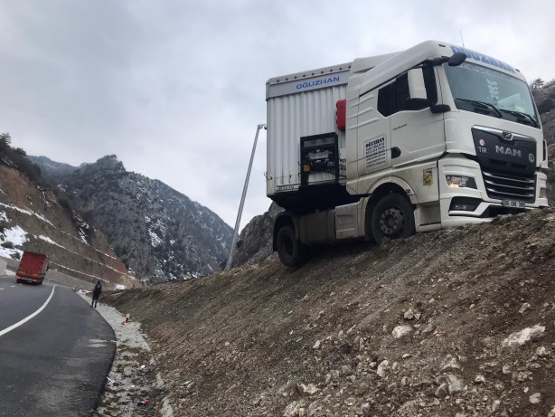 Foto - Devrilmekten son anda kurtulan tır asılı kaldı!