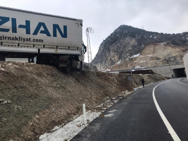 Devrilmekten son anda kurtulan tır asılı kaldı!