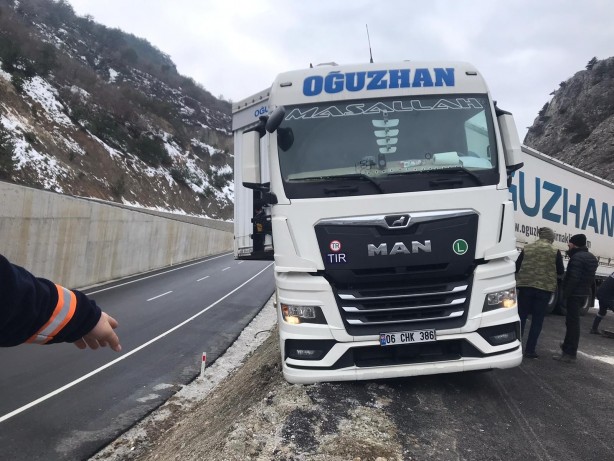 Foto - Devrilmekten son anda kurtulan tır asılı kaldı!