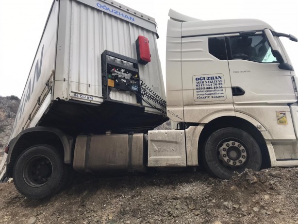 Foto - Devrilmekten son anda kurtulan tır asılı kaldı!