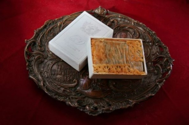 Foto - Diana'nın 40 yıllık düğün pastasının bir dilimi dudak uçuklatan fiyata satıldı!