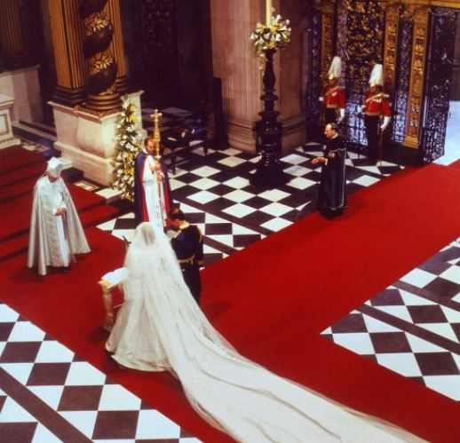 Foto - Diana'nın 40 yıllık düğün pastasının bir dilimi dudak uçuklatan fiyata satıldı!