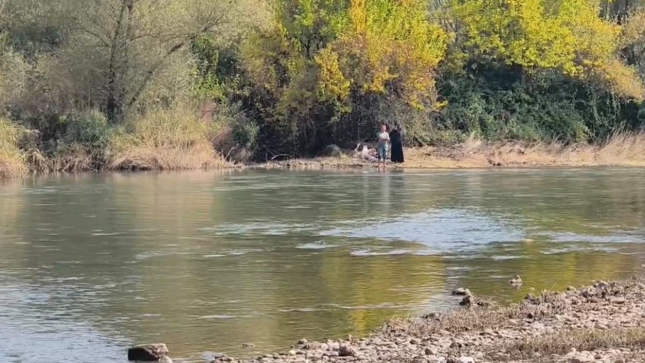 Foto - Dicle Nehri kıyısında yüreklerin ağza geldiği anlar! Su yükselince mahsur kalan 2 kişi botlu operasyonla kurtarıldı 