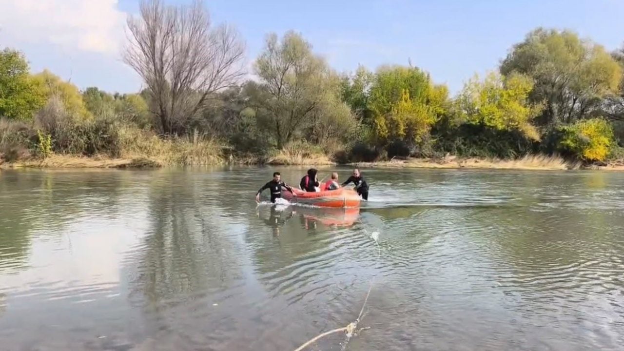 Dicle Nehri kıyısında yüreklerin ağza geldiği anlar! Su yükselince mahsur kalan 2 kişi botlu operasyonla kurtarıldı 