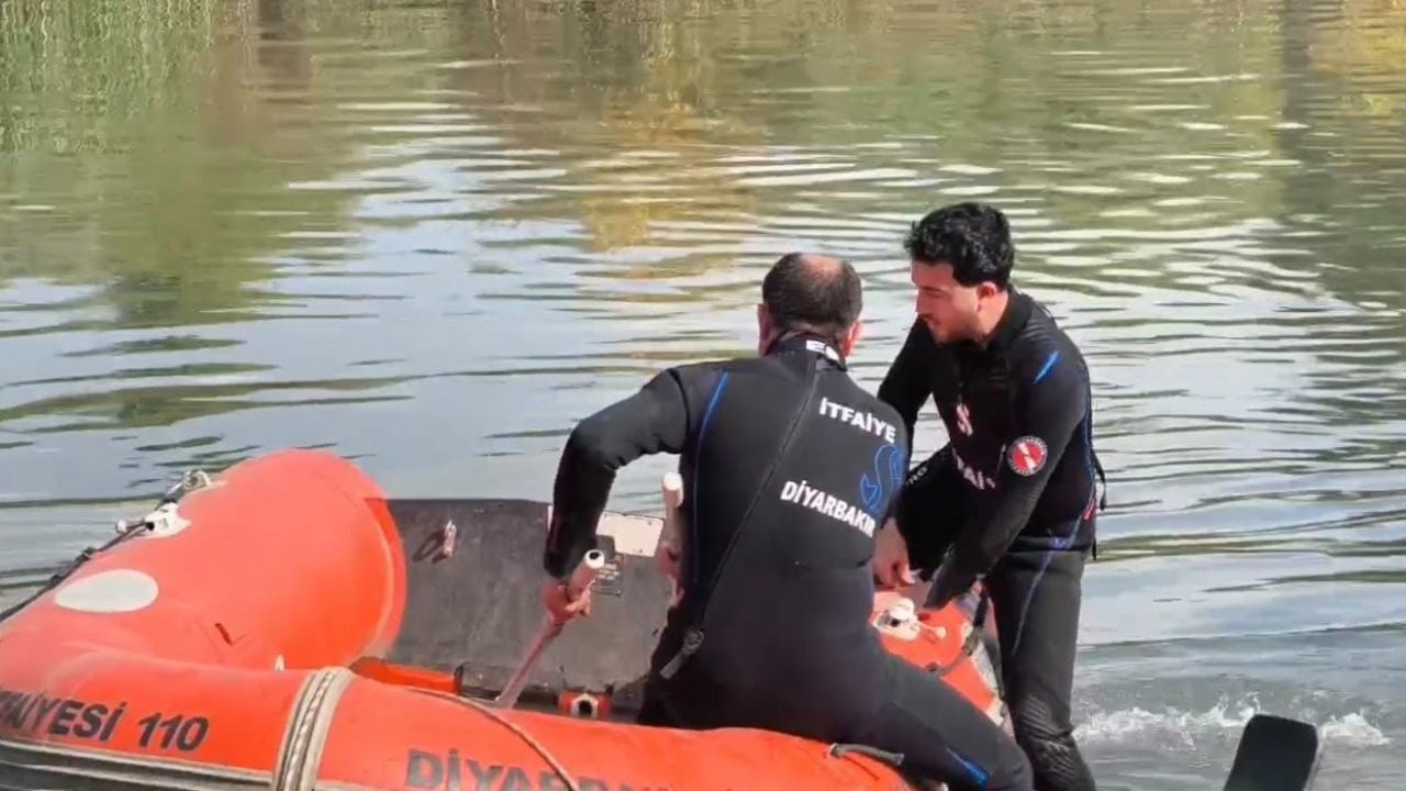 Foto - Dicle Nehri kıyısında yüreklerin ağza geldiği anlar! Su yükselince mahsur kalan 2 kişi botlu operasyonla kurtarıldı 
