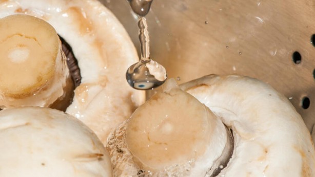 Foto - Dikkat büyük hata! Pişirmeden önce bu 5 besini asla yıkamayın...