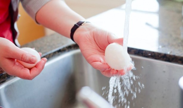 Foto - Dikkat, büyük tehlike! Eğer yumurtayı yıkarsanız... 