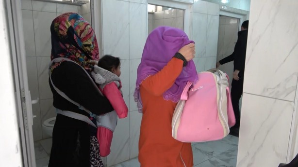 Foto - Dilenci operasyonu! Yakalanmamak için lavabolara kadar saklandılar