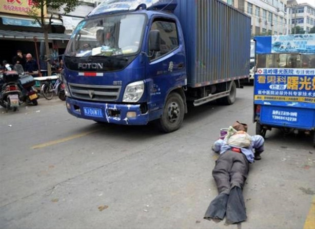 Foto - Dilencilerden akılalmaz oyunlar!