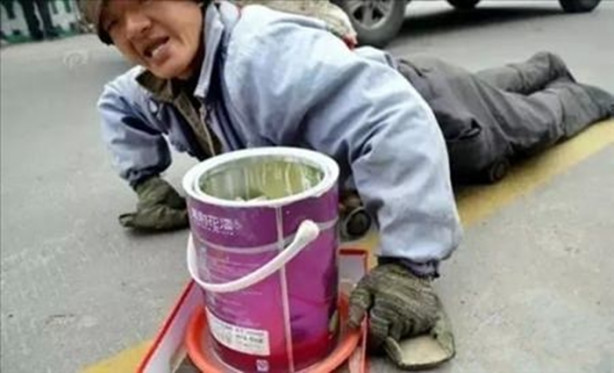 Foto - Dilencilerden akılalmaz oyunlar!