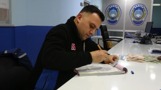 Foto - Dilencilerin üstünden çıkan para say say bitmedi!