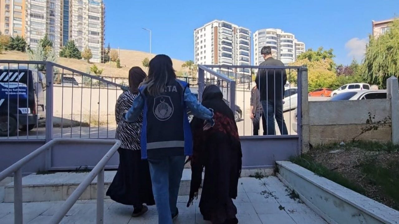 Foto - Dilencinin paraları sakladığı yer şoka soktu