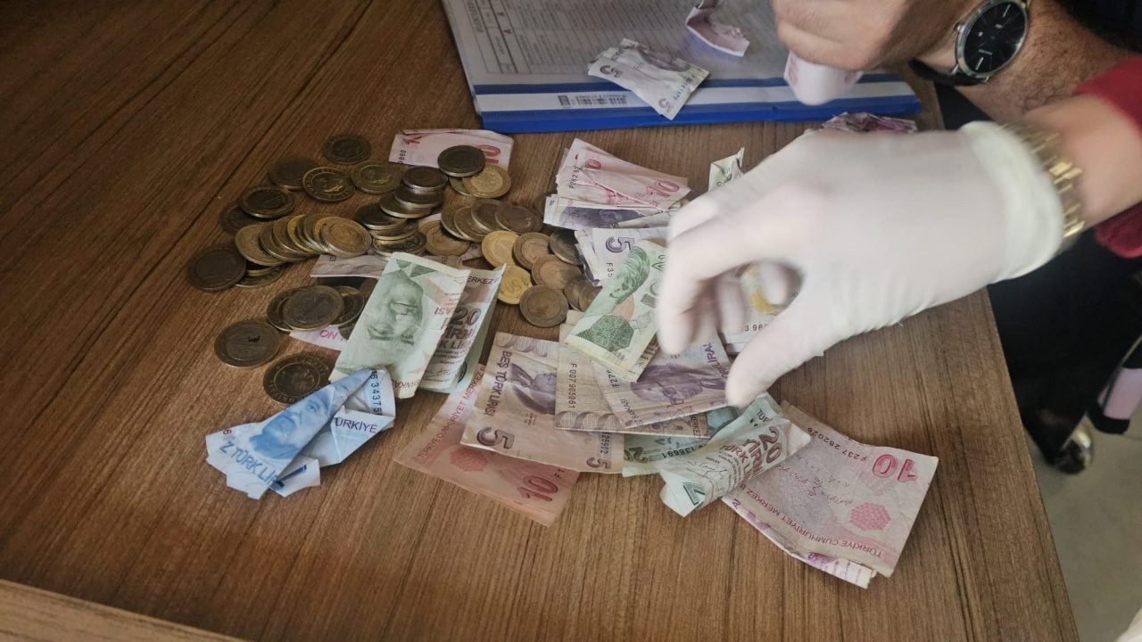 Foto - Dilencinin paraları sakladığı yer şoka soktu