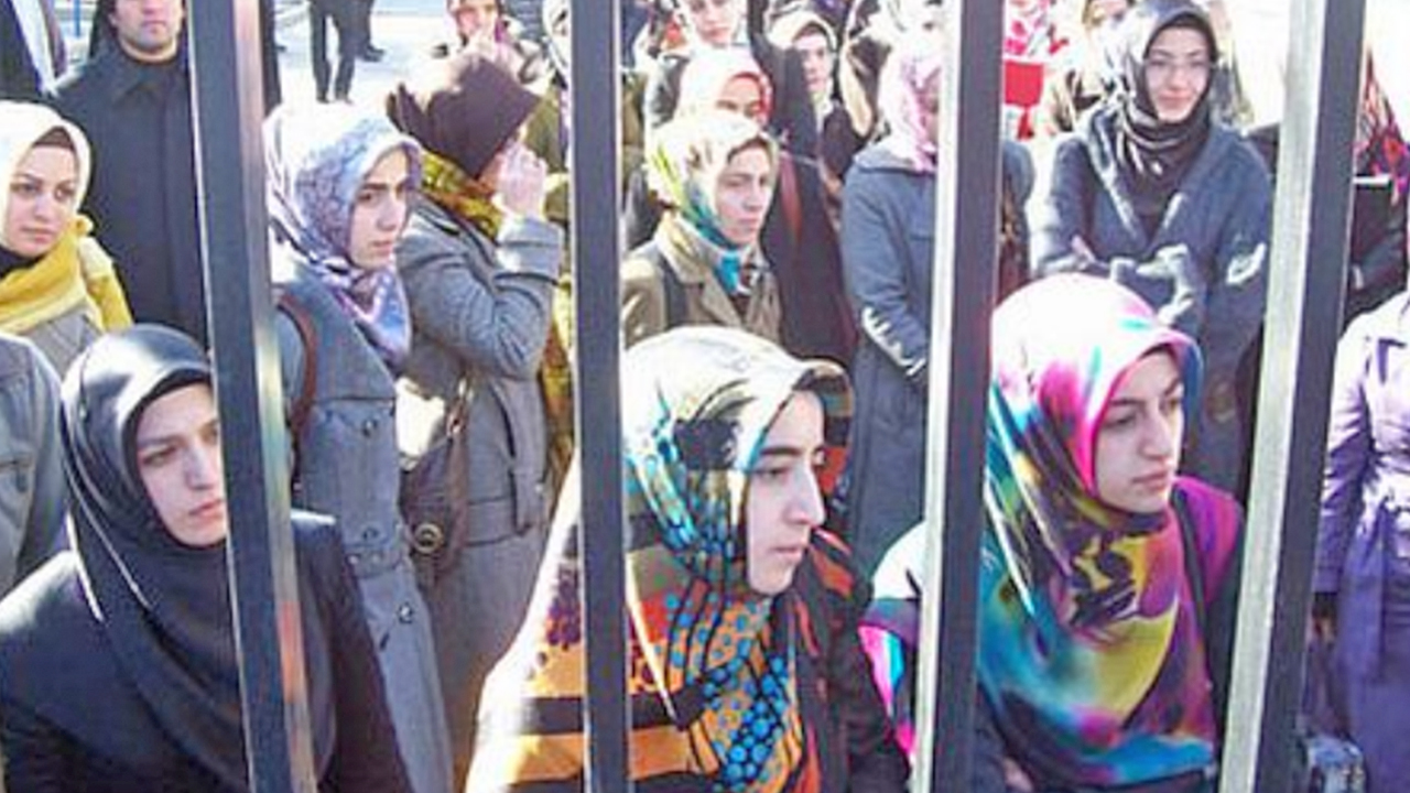 Foto - Dindarlar buna ‘Fransız’ kalamaz... Dindarlara ‘Bursa’dan ayar verdiler, ‘Laiklik sopası’yla dövdüler... Dindarların hayatı hep mücadele etmekle mi geçecek? 