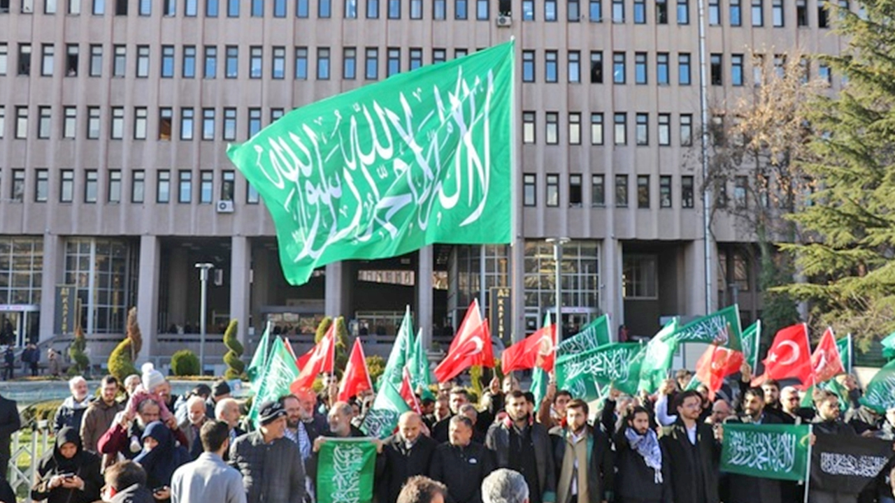 Foto - Dindarlar buna ‘Fransız’ kalamaz... Dindarlara ‘Bursa’dan ayar verdiler, ‘Laiklik sopası’yla dövdüler... Dindarların hayatı hep mücadele etmekle mi geçecek? 