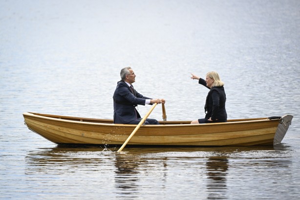 Foto - Diplomasi kayığı! Stoltenberg kürek çekti, İsveç Başbakanı seyretti