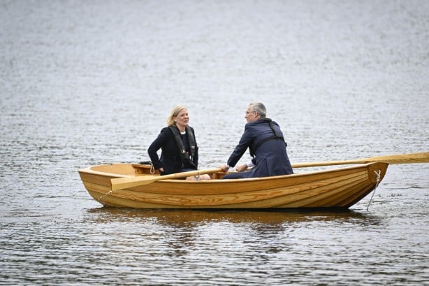 Diplomasi kayığı! Stoltenberg kürek çekti, İsveç Başbakanı seyretti