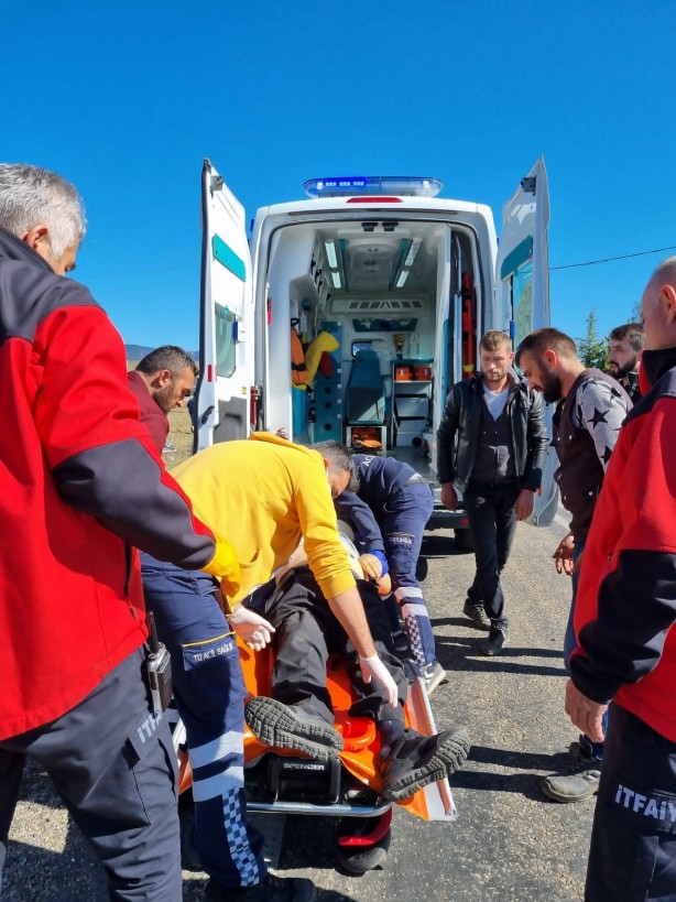 Foto - Direksiyon başında kalp krizi geçirip tarlaya uçan sürücü öldü