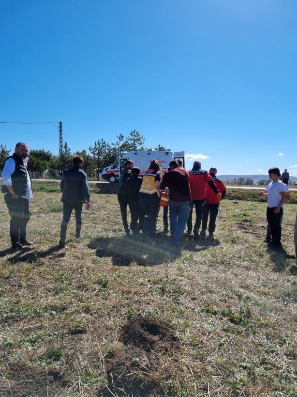 Foto - Direksiyon başında kalp krizi geçirip tarlaya uçan sürücü öldü