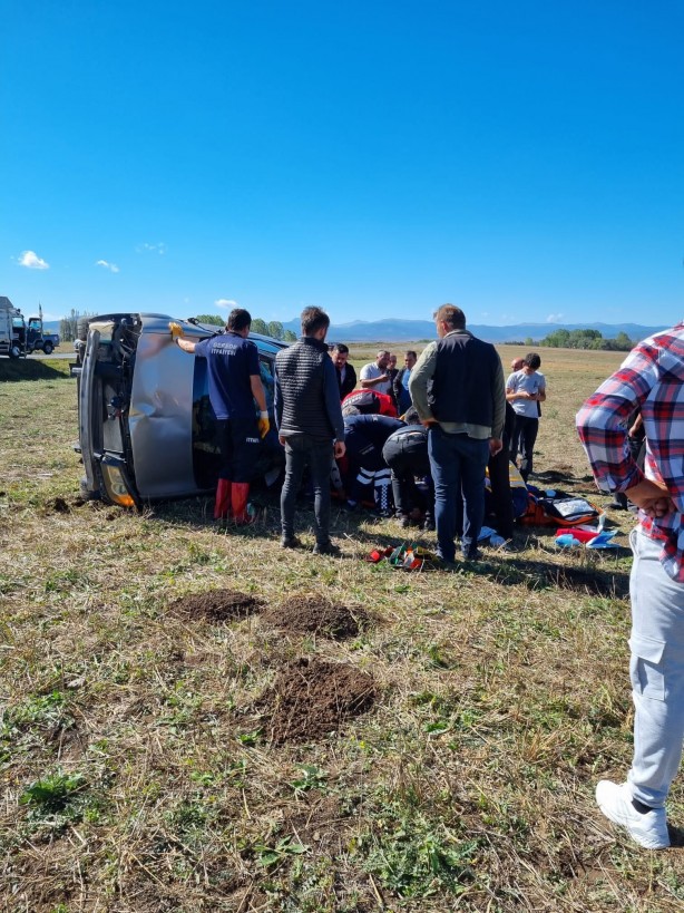 Foto - Direksiyon başında kalp krizi geçirip tarlaya uçan sürücü öldü