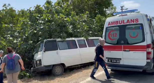 Foto - Direksiyon hakimiyetini kaybeden minibüs tarlaya uçtu