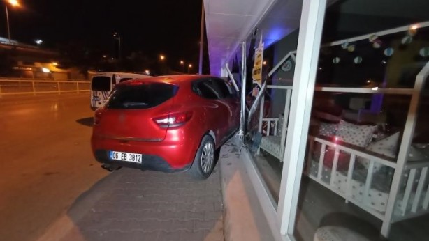 Foto - Direksiyonda sızdı, otomobiliyle dükkana daldı