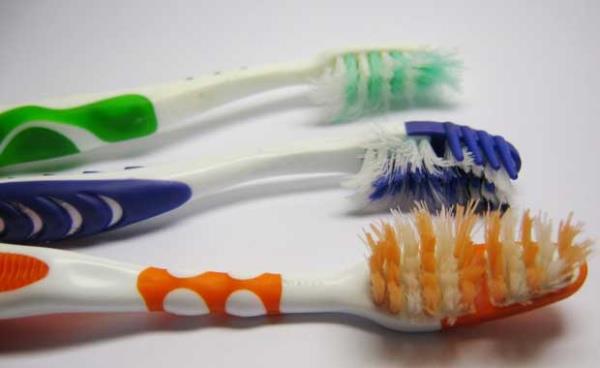 Foto - Diş fırçası alırken bunlara dikkat etmezseniz dişlerinizden olursunuz!