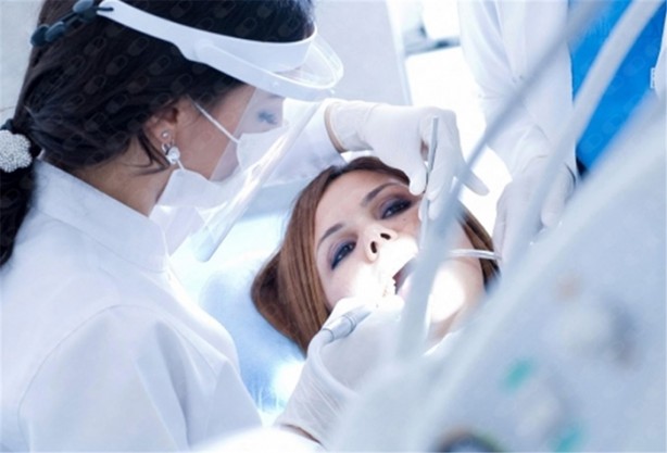 Diş fırçasını ıslatmadan kullanın!