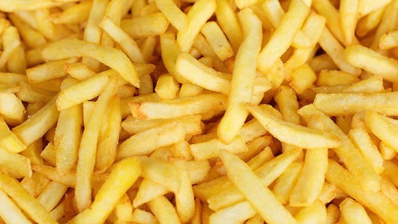 Dışarda yediğiniz gibi golacak! İşte çıtır çıtır patates kızartması yapmanın tüyosu